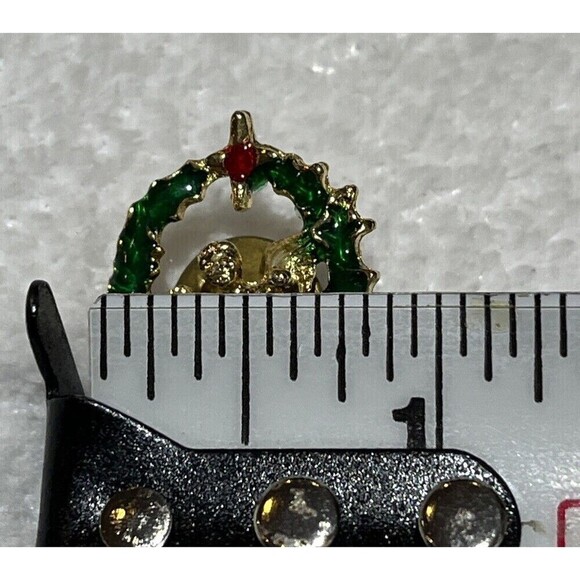 Angel in Wreath with Red Star Vintage Lapel Pin Christmas - Picture 5 of 6